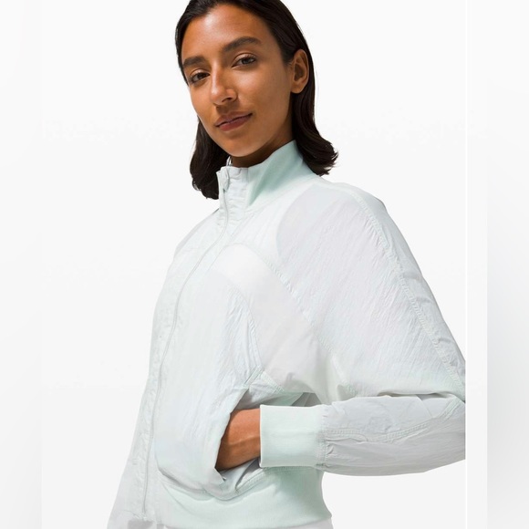 SOLD! Lululemon Athletica Serve It Jacket Lightweight - Picture 3 of 8
